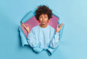 Femme calme yeux fermes en posture de meditation sur fond bleu illustration exercices de gestion du stress respiration et retour au calme