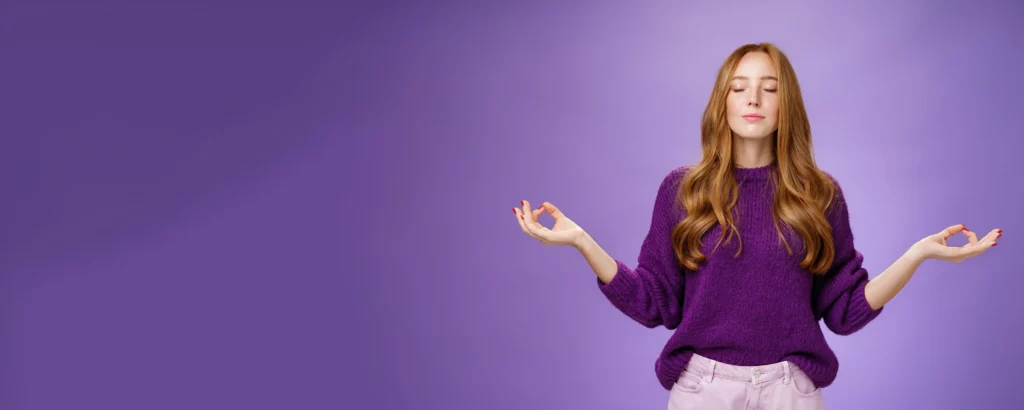Femme rousse yeux fermes en posture de meditation sur fond violet illustration gestion du stress par relaxation et recentrage