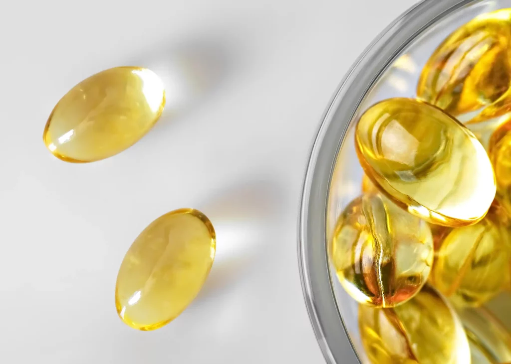 Capsules d huile de poisson omega 3 dans un bol en verre riches en EPA et DHA
