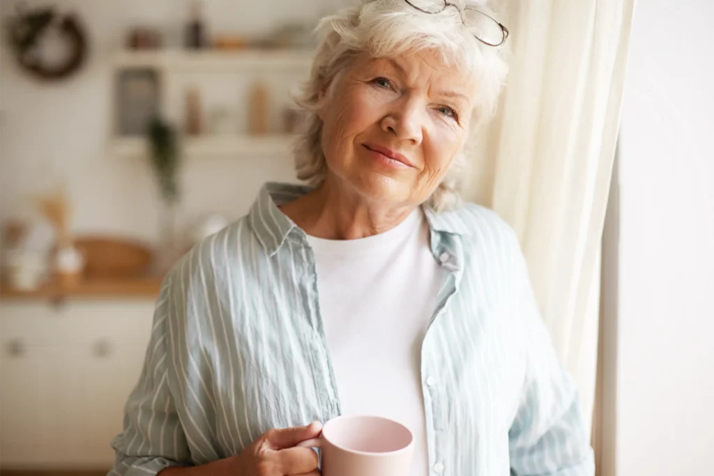 femme senior souriante et dynamique illustrant le concept de bien vieillir en bonne santé