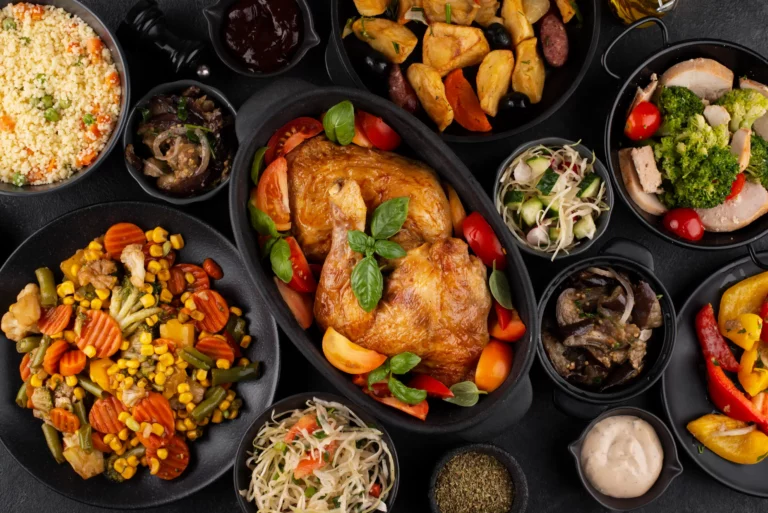 Table de repas familial avec plats à base de poulet et légumes, illustrant l'arrivée des produits du Mercosur dans l'assiette du consommateur.