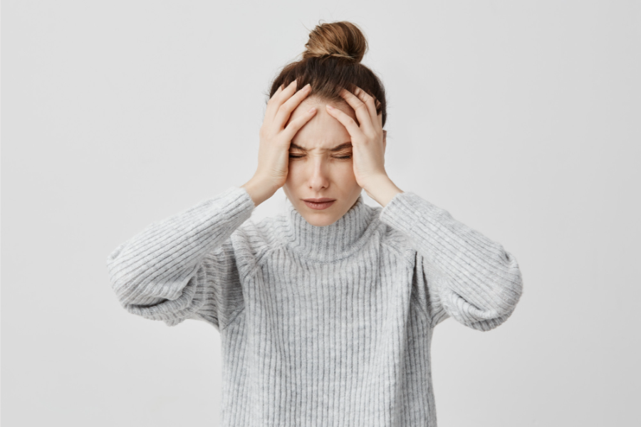femme se tenant la tête en crise de stress