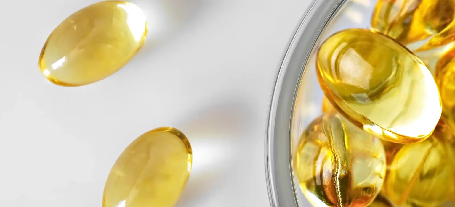 Capsules d huile de poisson omega 3 dans un bol en verre riches en EPA et DHA